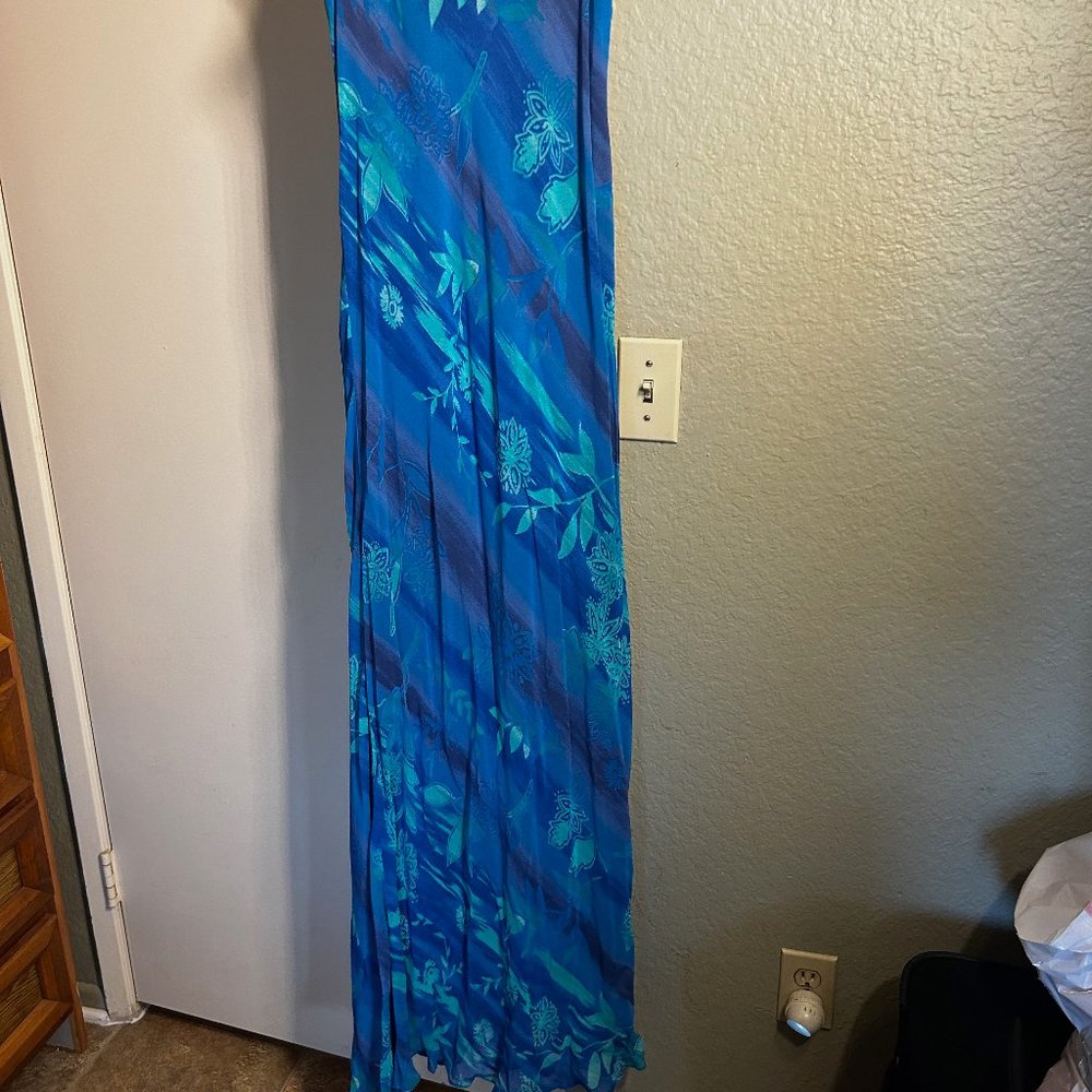 EUC Vacation Dress Size Large Fits around size 12 Blue Chiffon Material